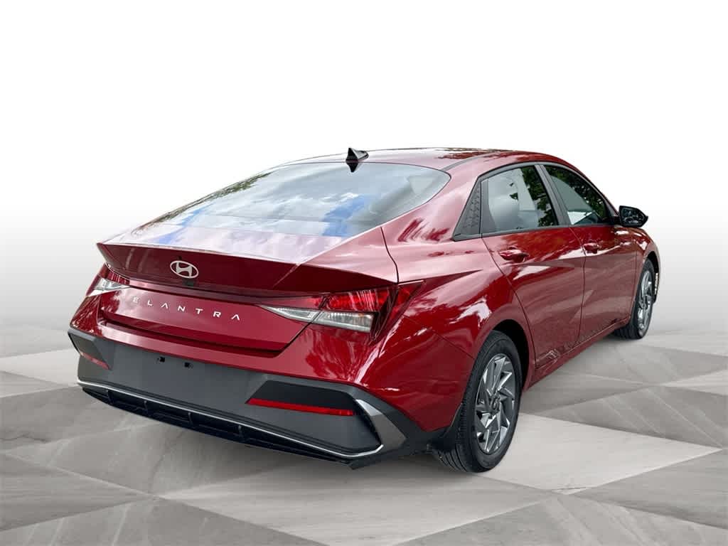 2024 Hyundai Elantra SEL photo 7