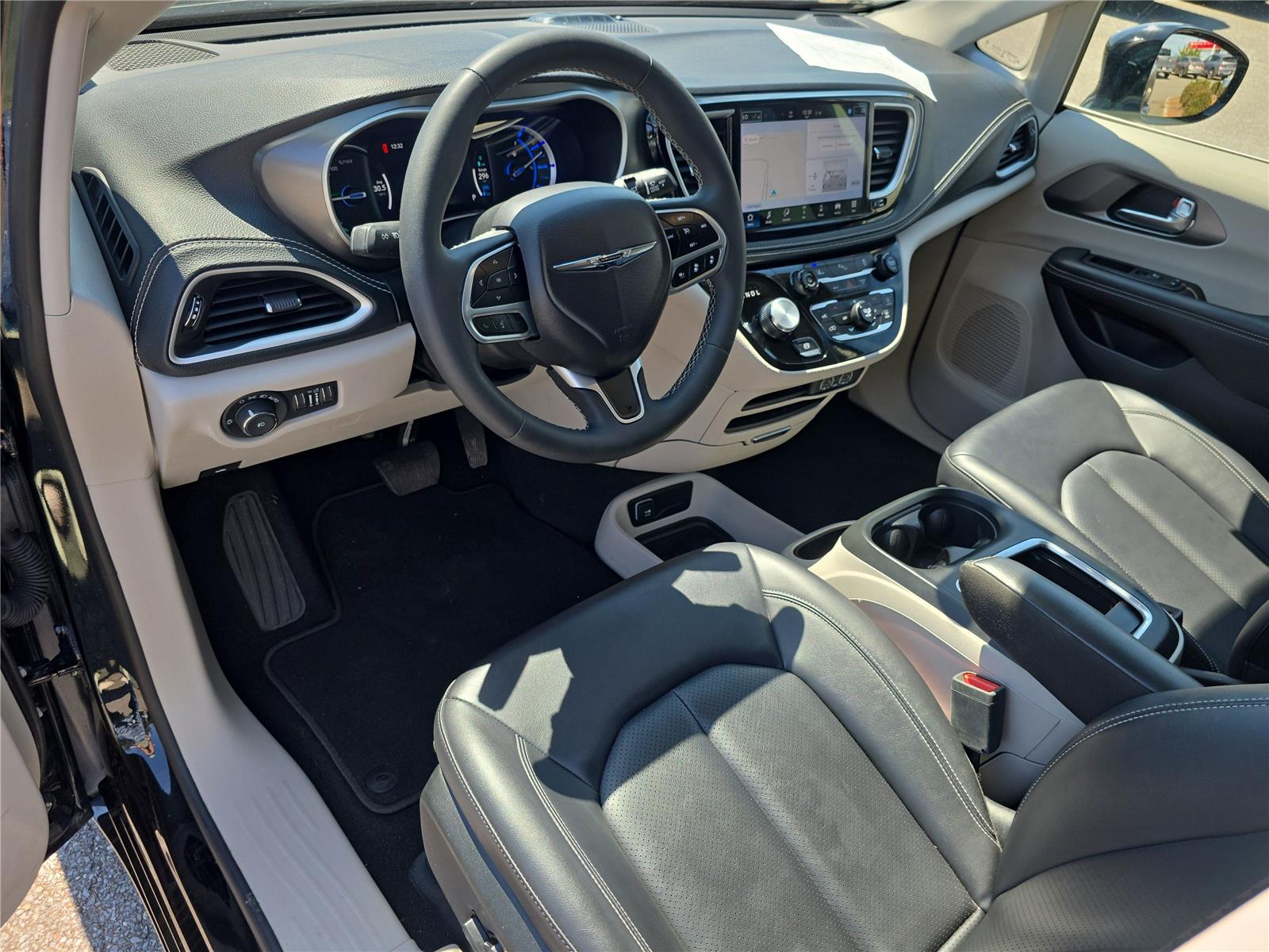 2024 Chrysler Pacifica Hybrid photo 12