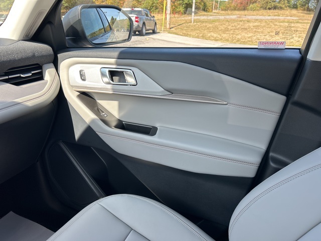 2025 Ford Explorer photo 27