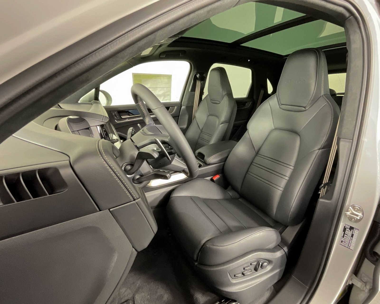 2025 Porsche Cayenne E-Hybrid Turbo photo 5