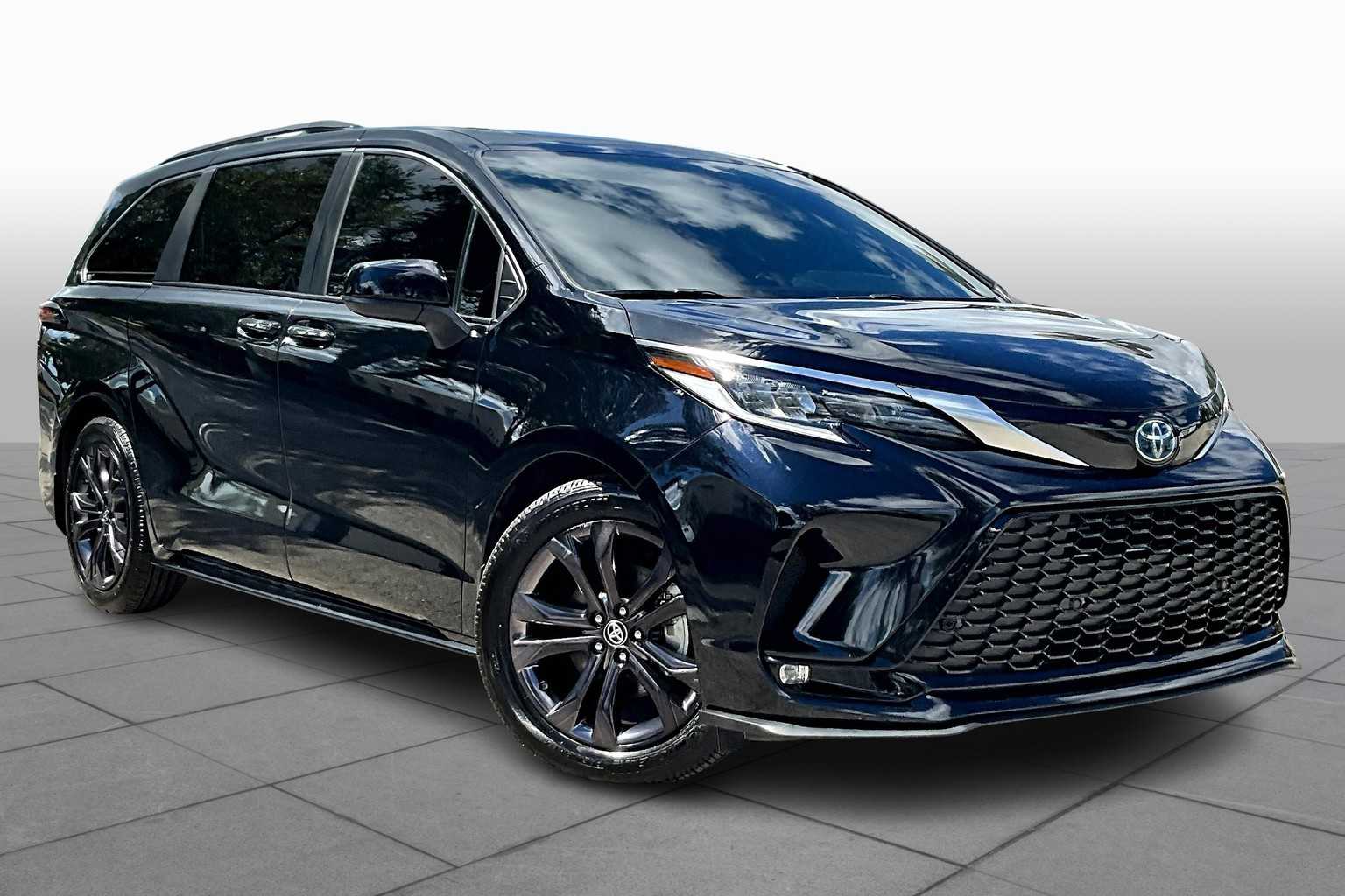 2024 Toyota Sienna XSE photo 2