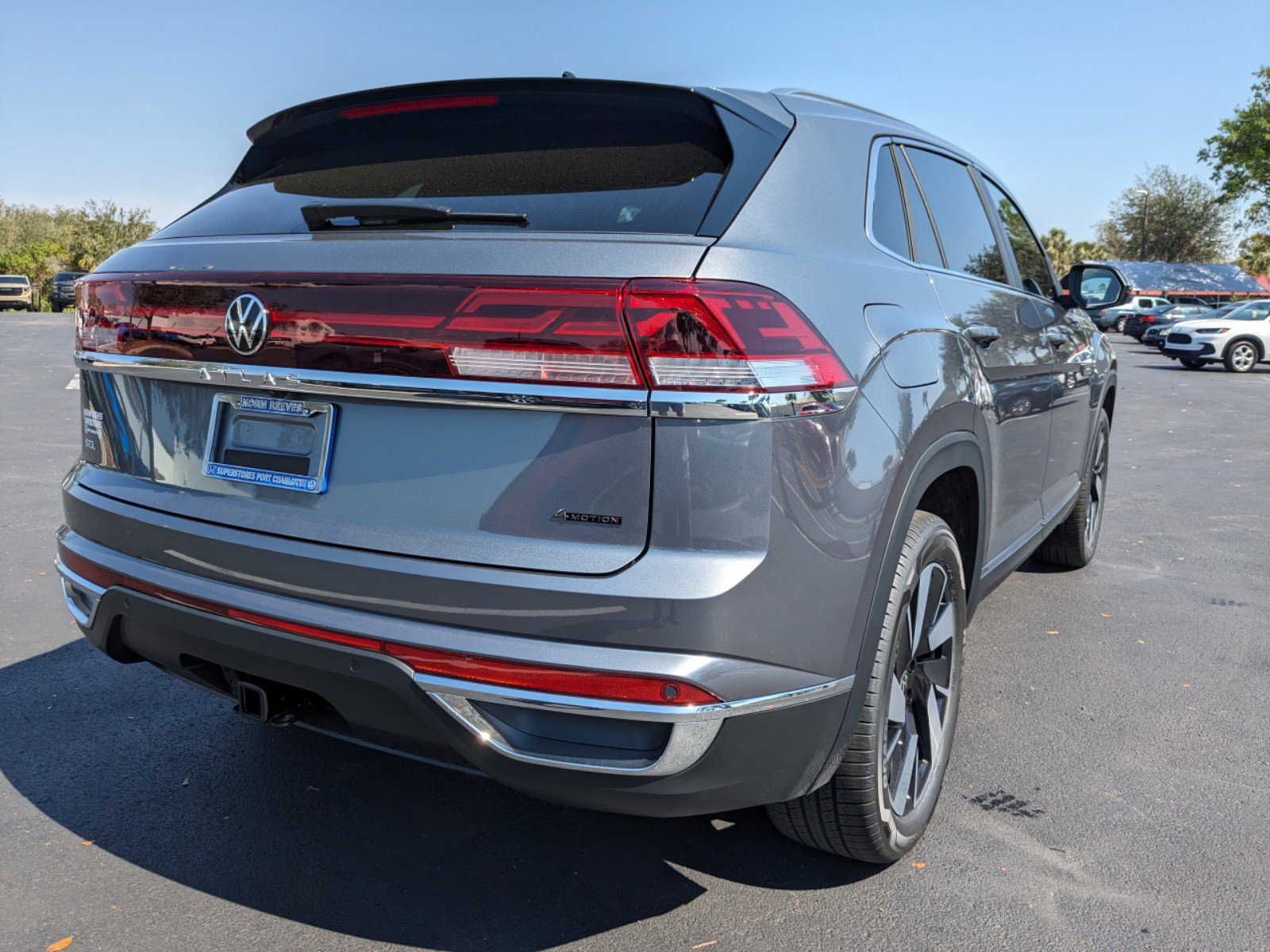 2025 Volkswagen Atlas Cross Sport SEL photo 4