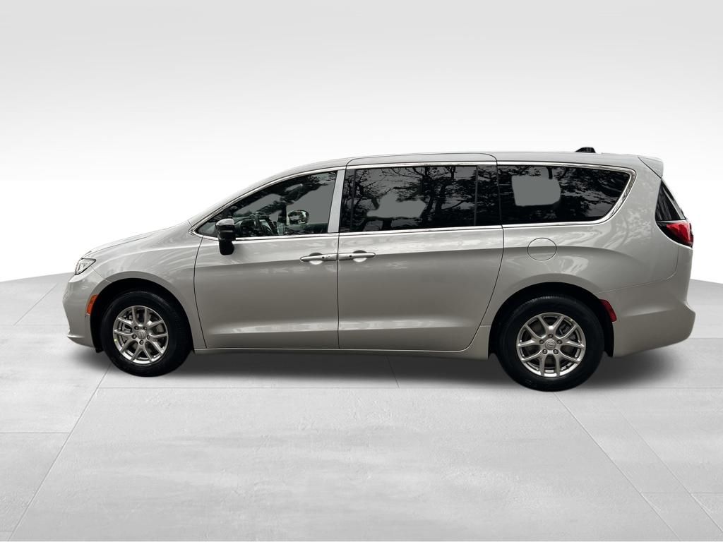 2026 Chrysler Pacifica photo 2