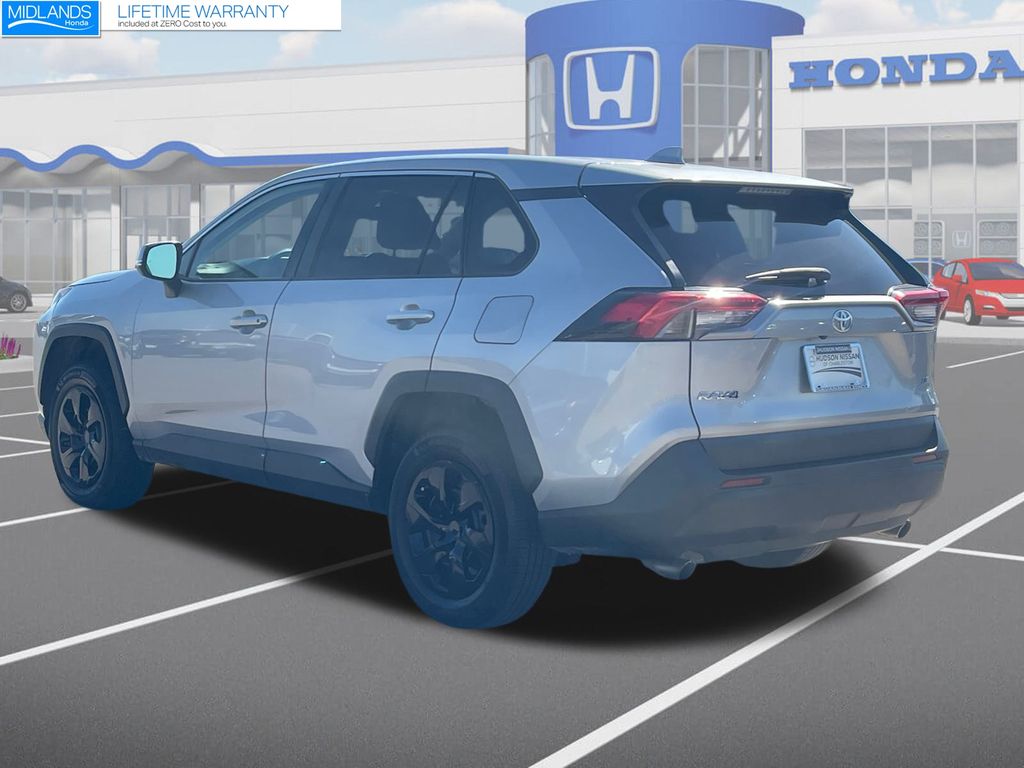 2022 Toyota RAV4 LE photo 3