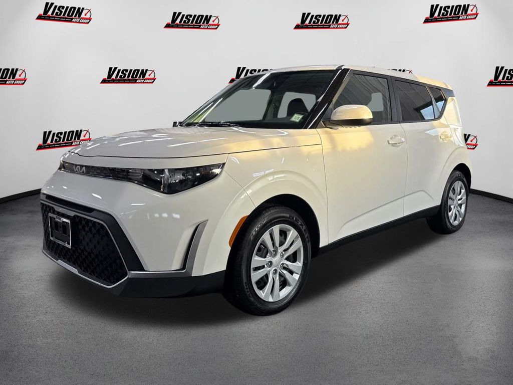 2025 Kia Soul LX's photo