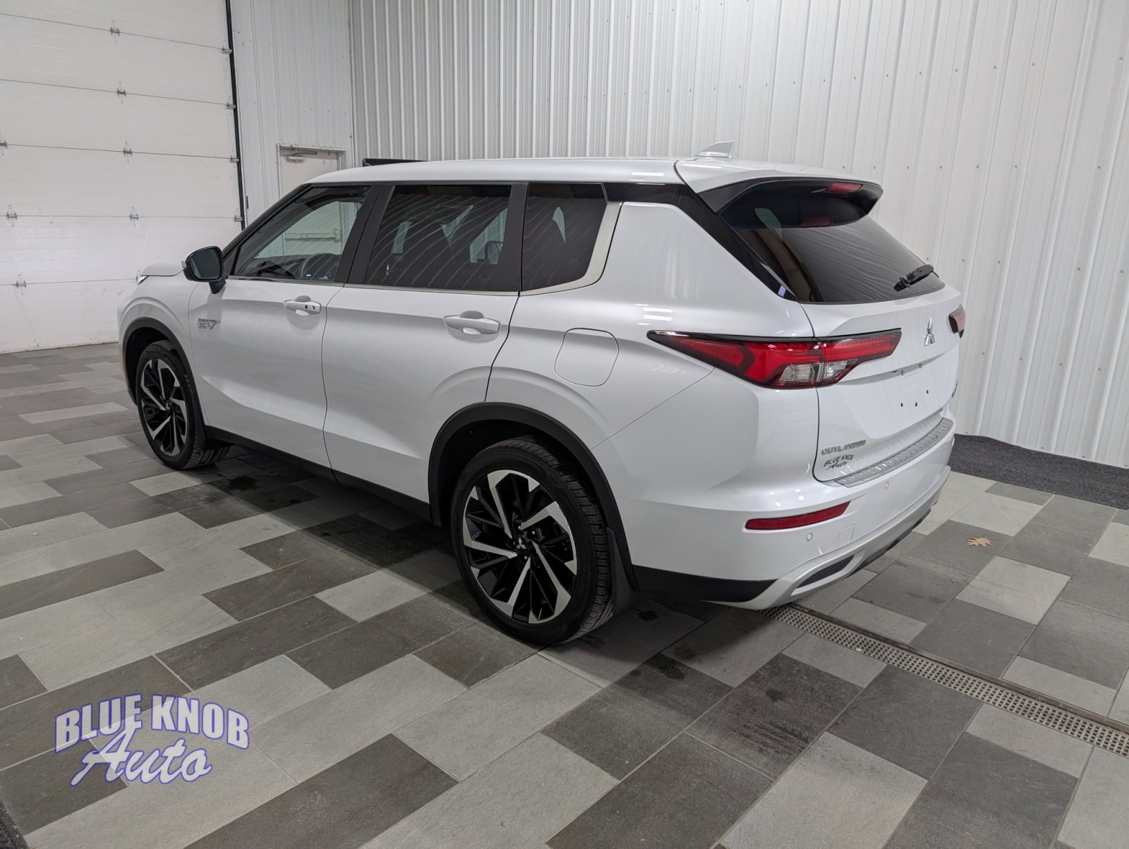 2023 Mitsubishi Outlander PHEV SE photo 2
