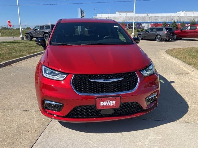 2026 Chrysler Pacifica photo 2