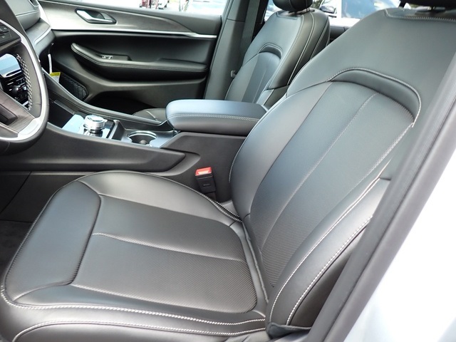 2025 Jeep Grand Cherokee Limited photo 9