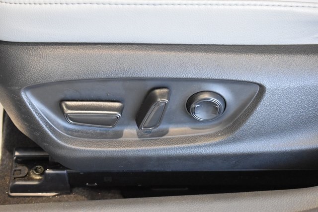 2022 Toyota Camry Hybrid XLE photo 15