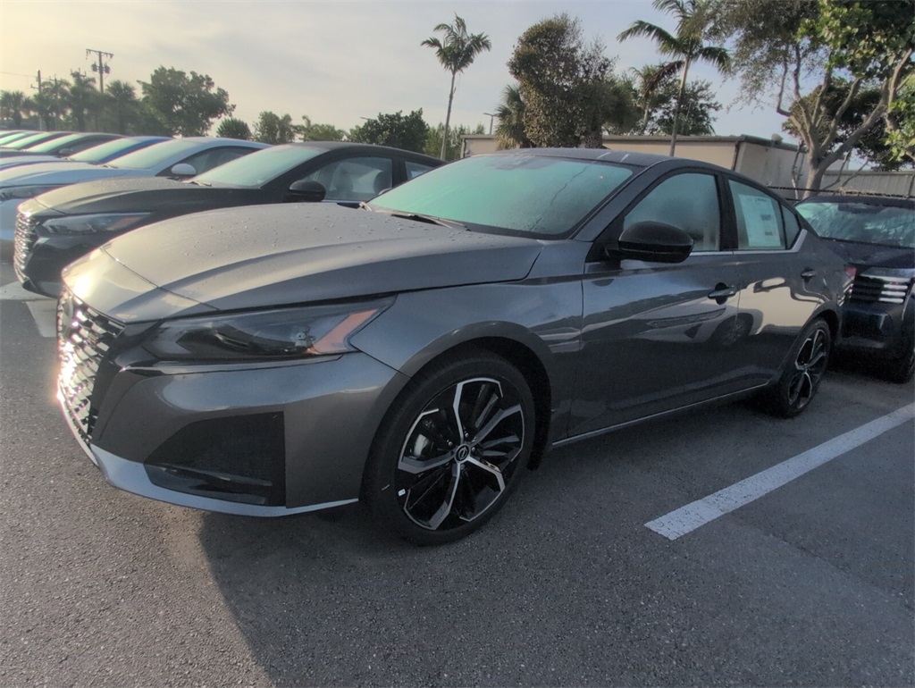 2025 Nissan Altima SR photo 4