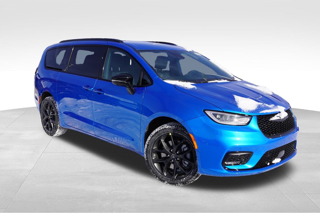 2026 Chrysler Pacifica Select's photo