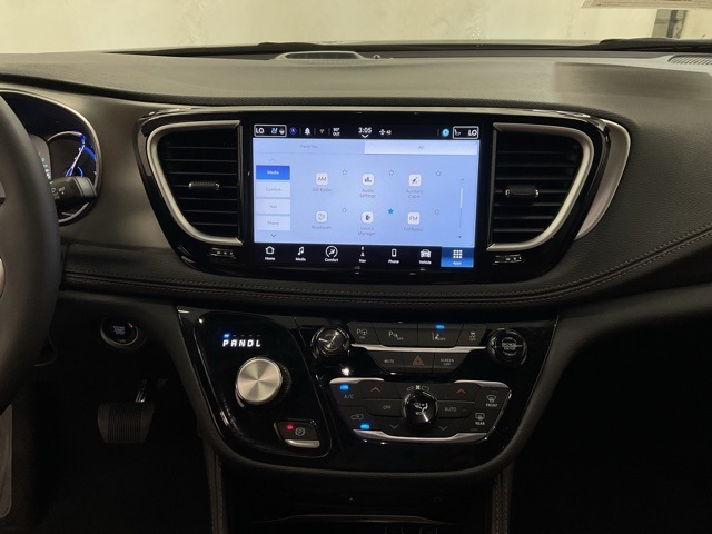 2024 Chrysler Pacifica Hybrid Pinnacle photo 17