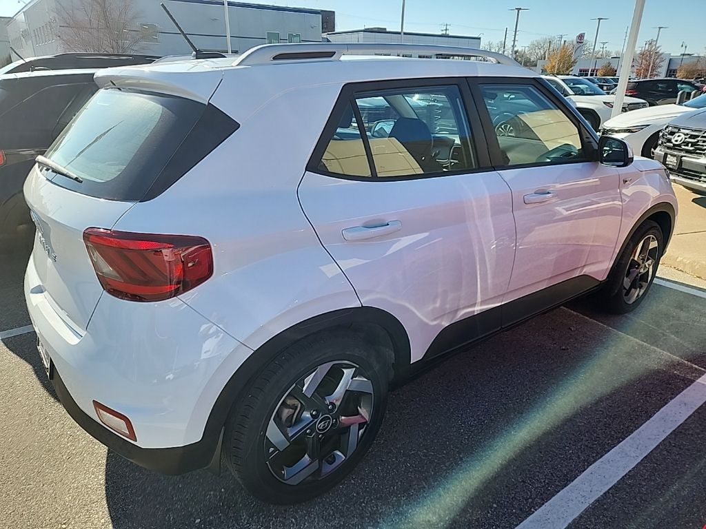 2023 Hyundai Venue SEL photo 2