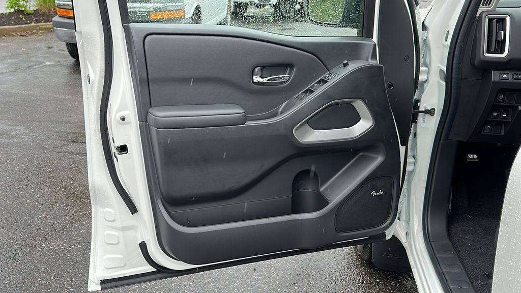 2025 Nissan Frontier SV photo 9