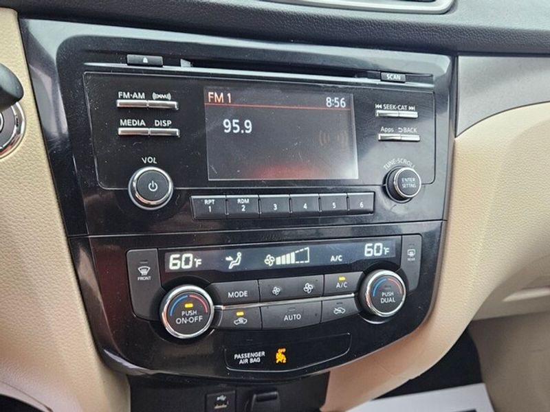 2016 Nissan Rogue SV photo 16