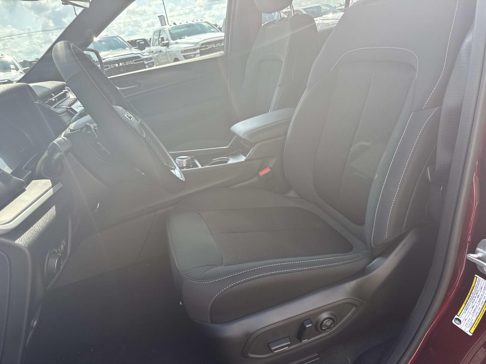 2025 Jeep Grand Cherokee Laredo X photo 8