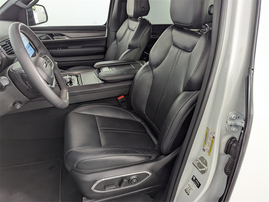 2023 Jeep Wagoneer L Series III photo 11