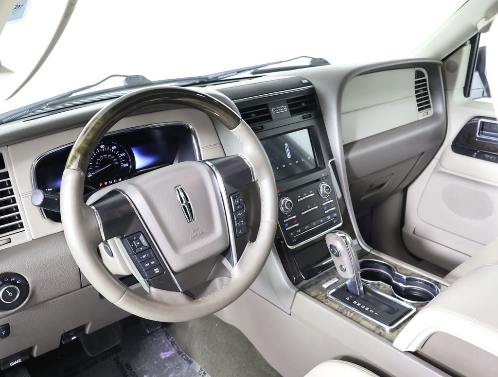 2016 Lincoln Navigator Select photo 6