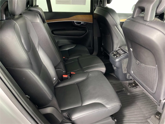 2022 Volvo XC90 T6 Momentum photo 11
