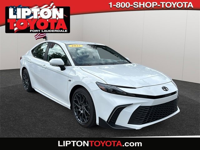 2025 Toyota Camry SE's photo