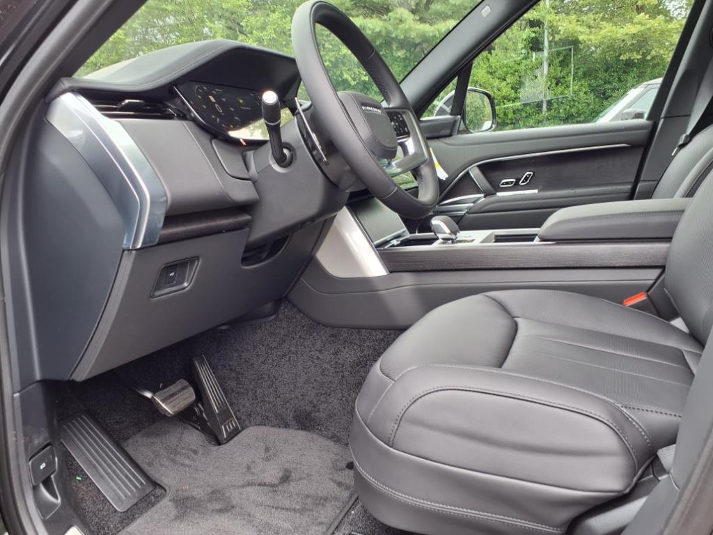 2025 Land Rover Range Rover SE photo 16