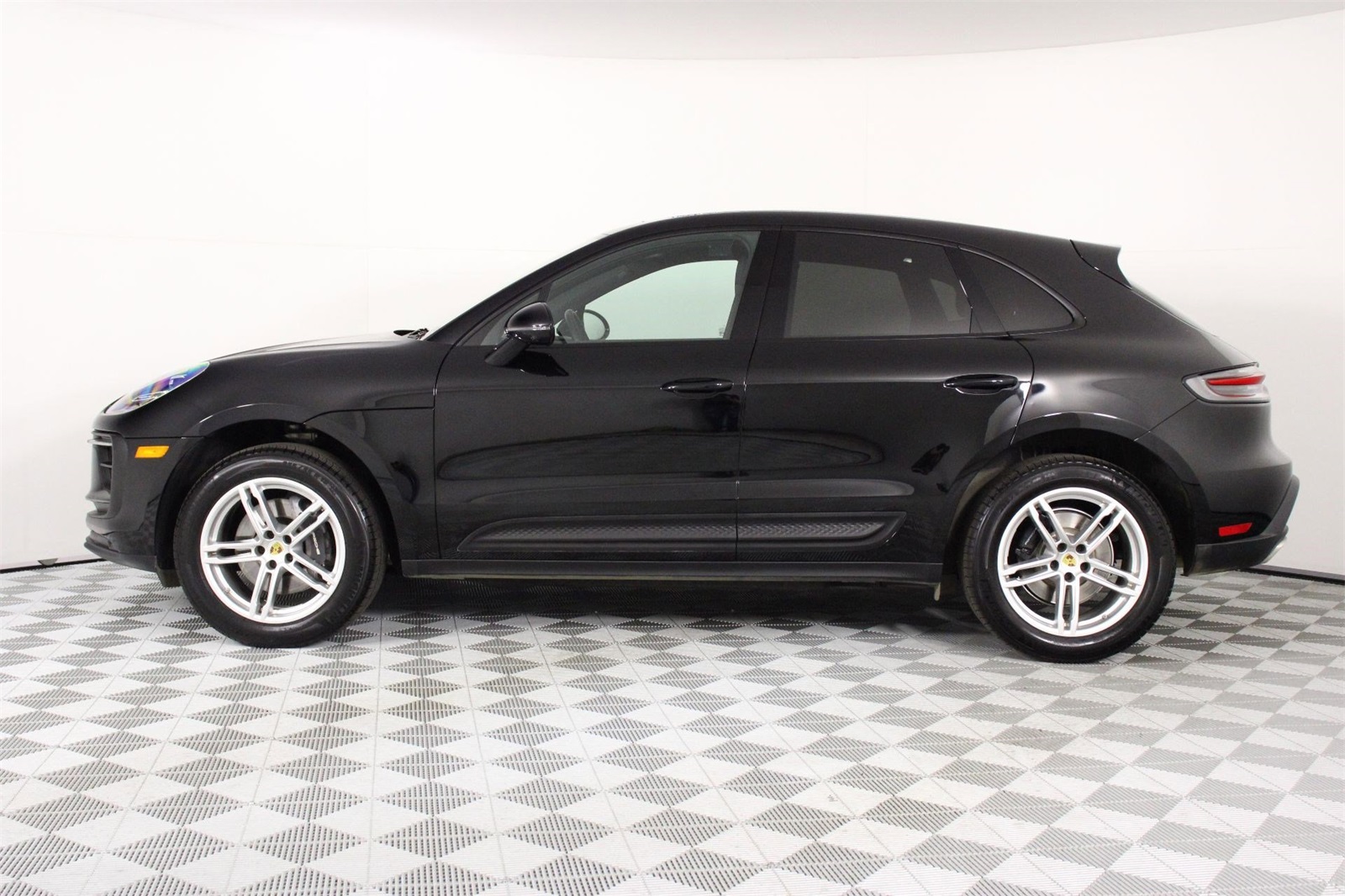 2025 Porsche Macan photo 2