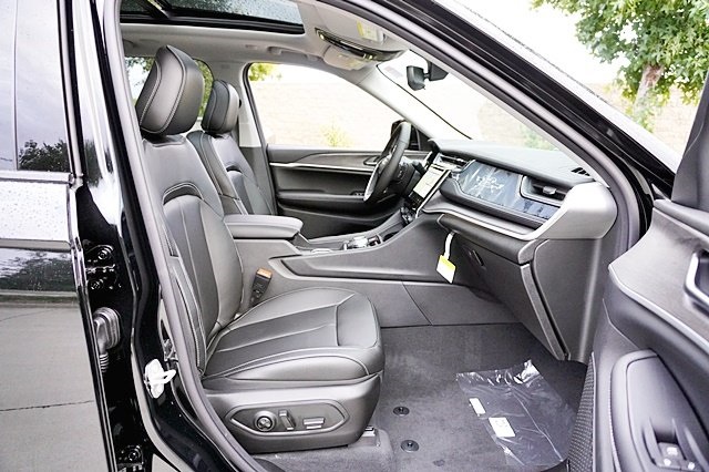 New 2023 Diamond Black Crystal Pearl-Coat Exterior Paint Jeep 4xe image 14