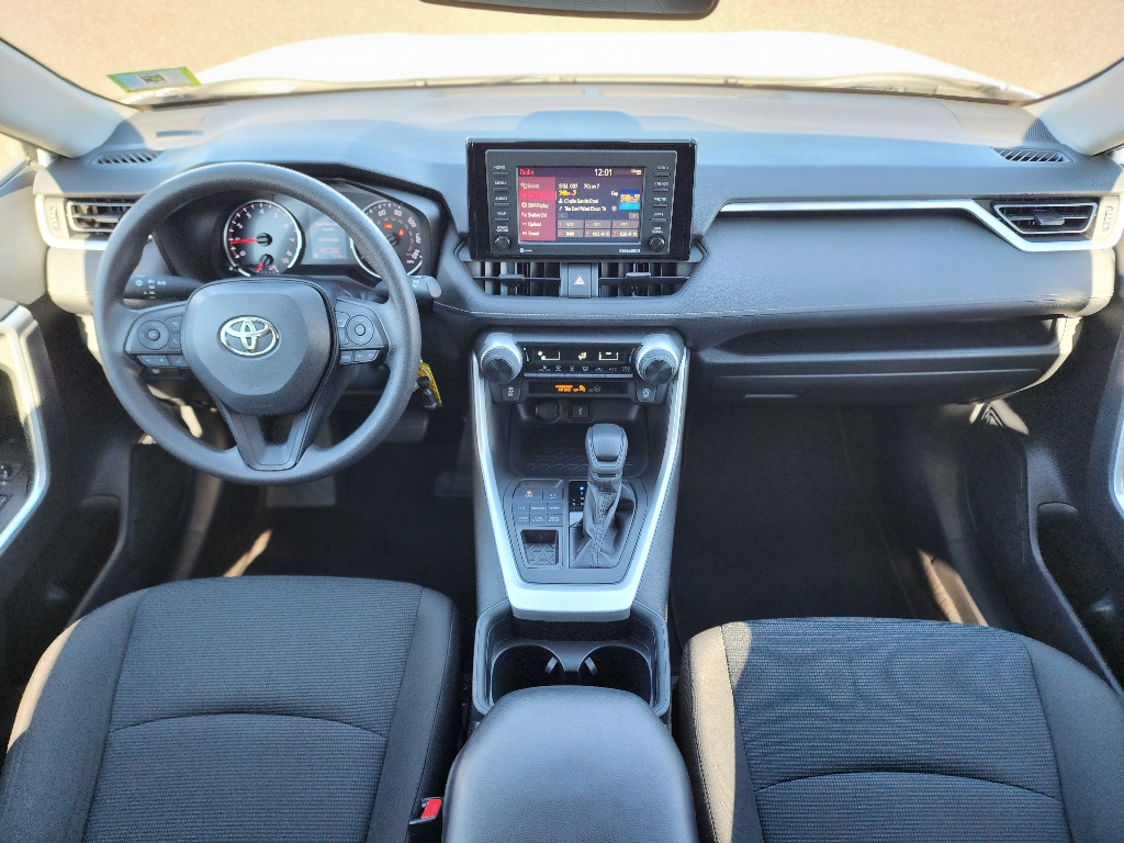 2020 Toyota RAV4 LE photo 2