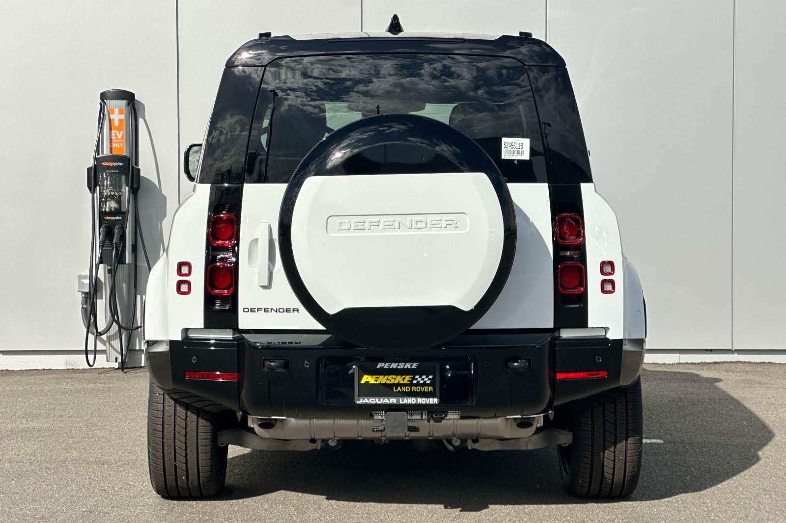 2025 Land Rover Defender 110 X-Dynamic SE photo 2