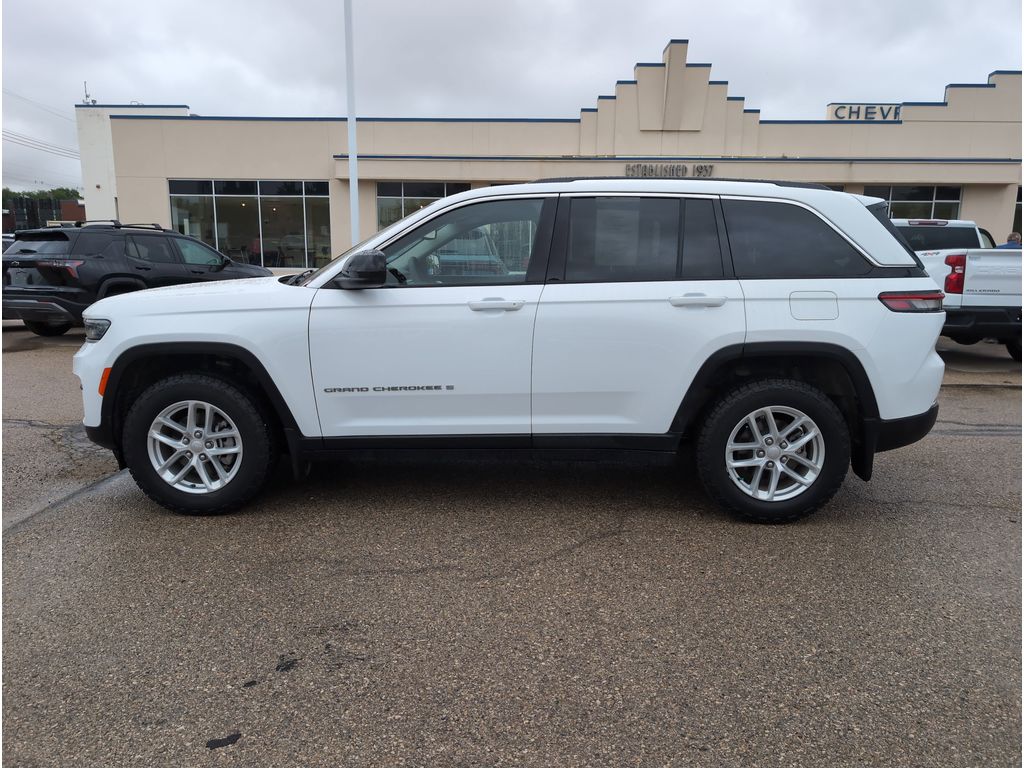 2023 Jeep Grand Cherokee Laredo photo 2