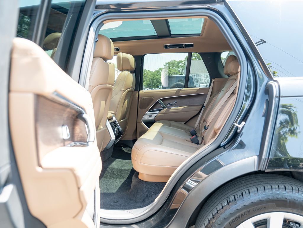 2023 Land Rover Range Rover SE photo 29