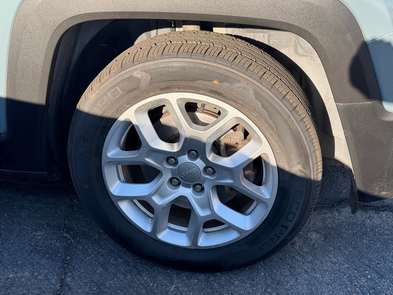 2016 Jeep Renegade Latitude photo 2