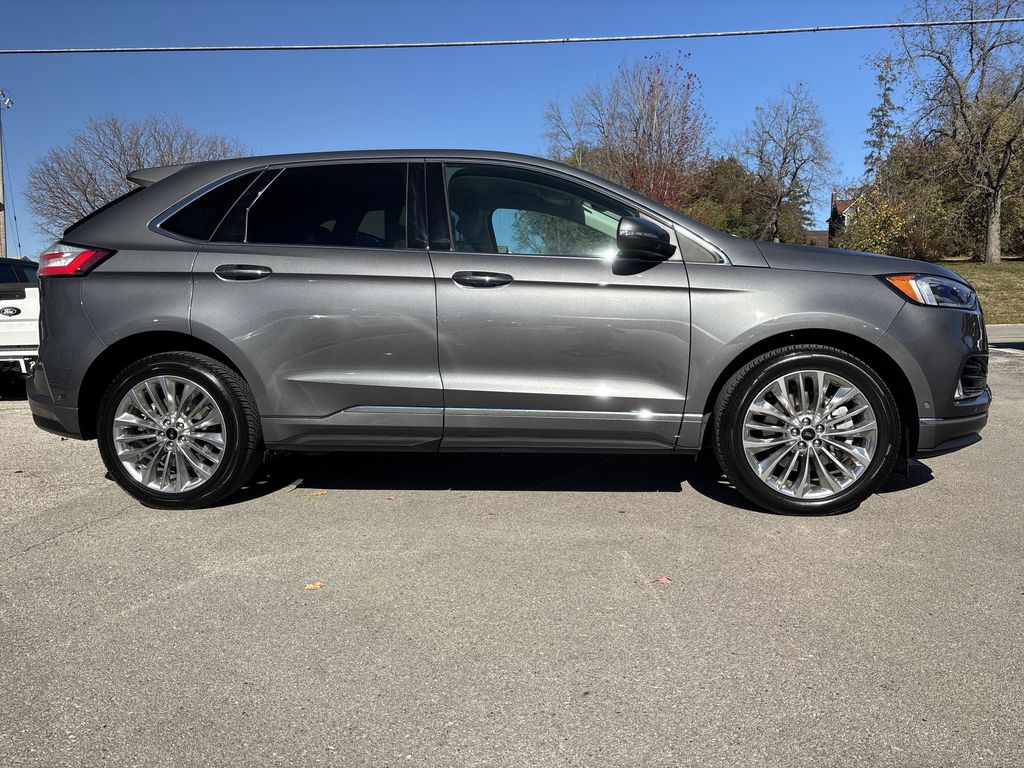 2021 Ford Edge Titanium photo 3