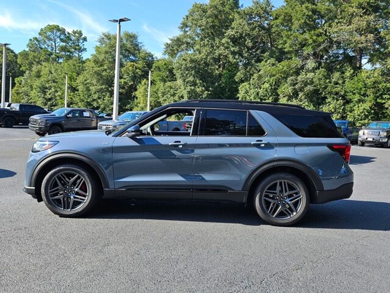 2025 Ford Explorer ST-Line photo 3