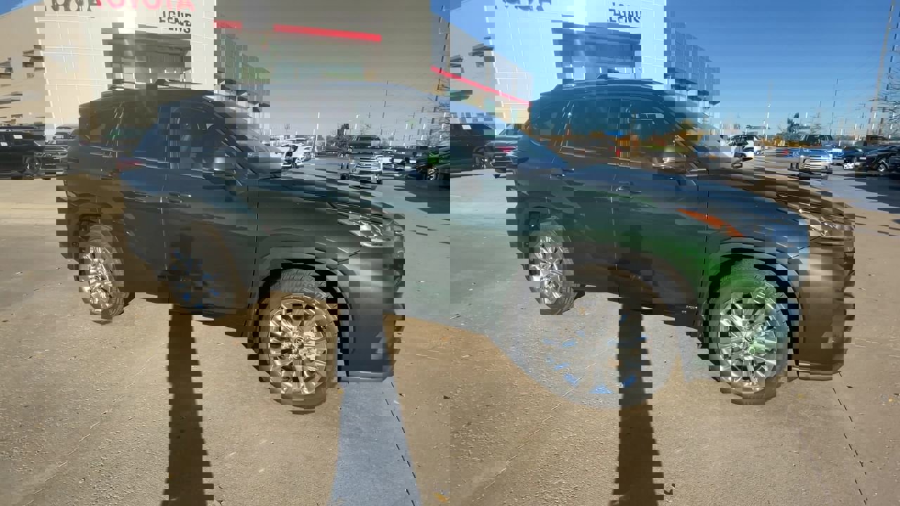 Used 2025 Toyota Highlander Limited with VIN 5TDXBRCH9SS684934 for sale in Kansas City