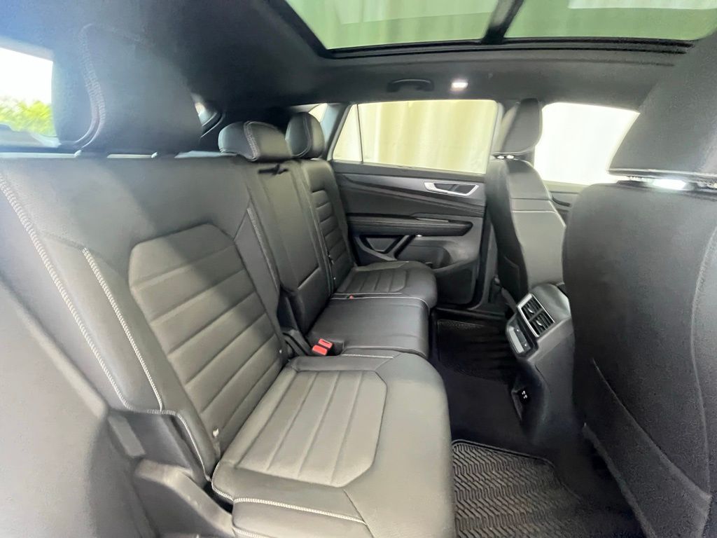 2025 Volkswagen Atlas Cross Sport SEL R-Line photo 23
