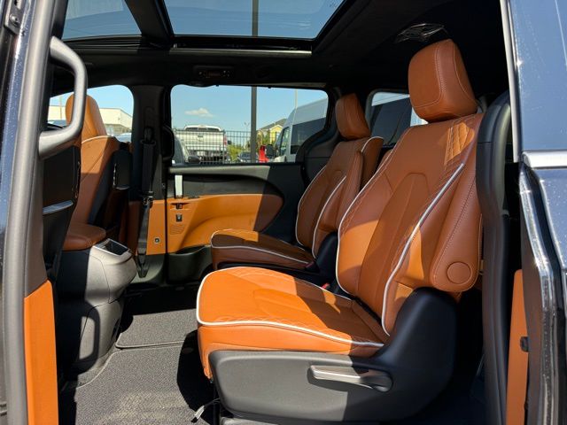 2026 Chrysler Pacifica Pinnacle photo 22