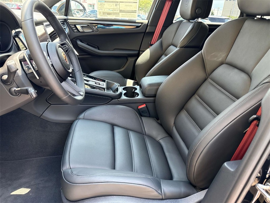 2025 Porsche Macan S photo 12