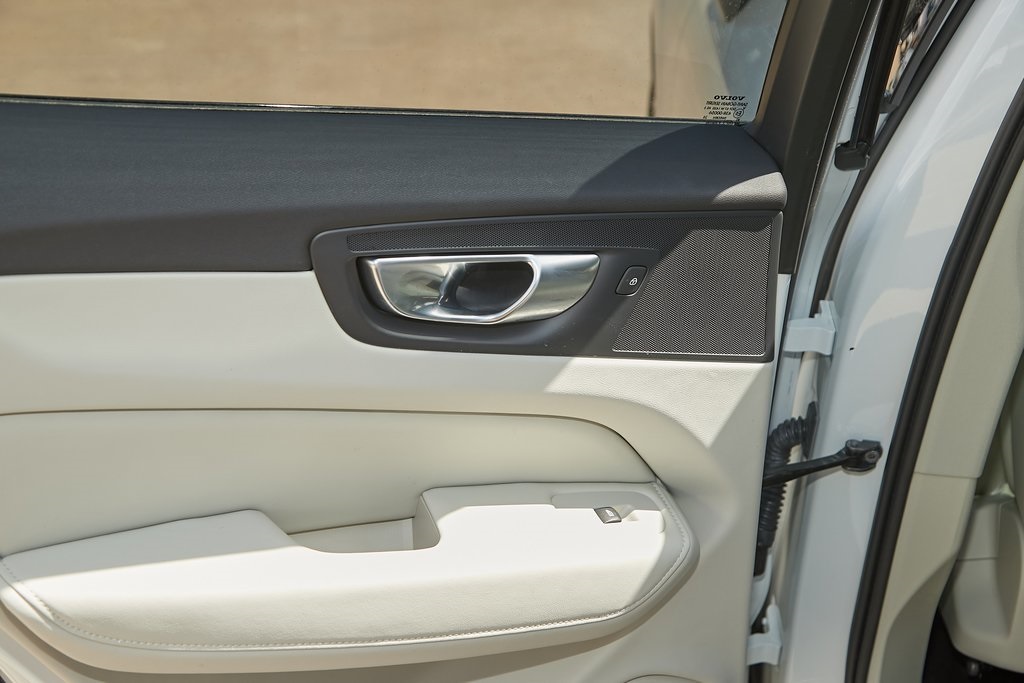 2025 VOLVO XC60 - Image 16