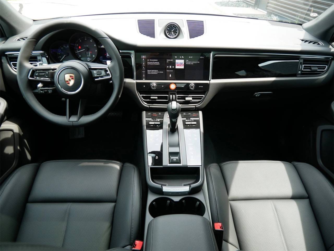 2025 Porsche Macan Base photo 7