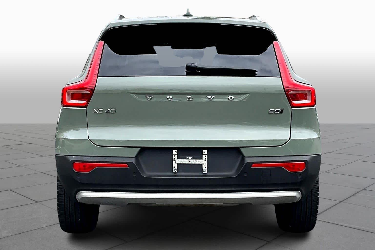 2023 Volvo XC40 Ultimate photo 3