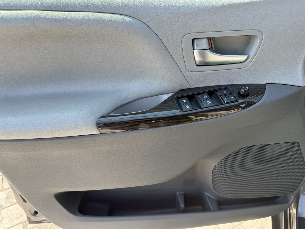 2017 Toyota Sienna Limited XLE Premium photo 17