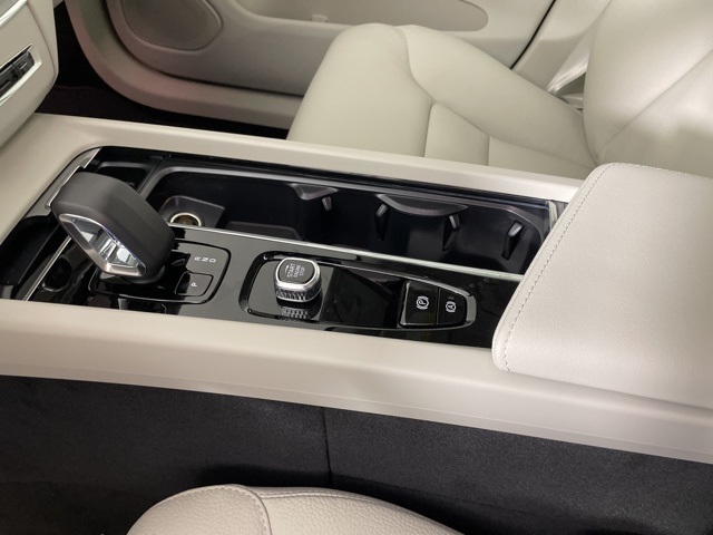 2025 Volvo XC60 T8 Plus photo 30