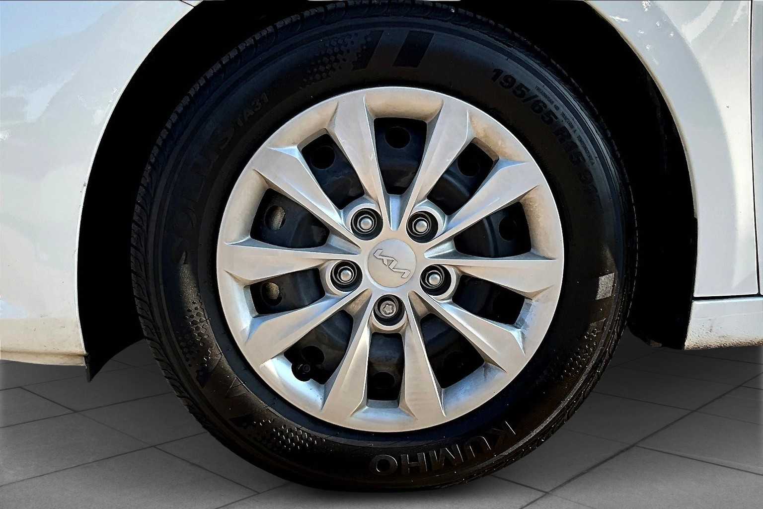 2024 Kia Forte LXS photo 9
