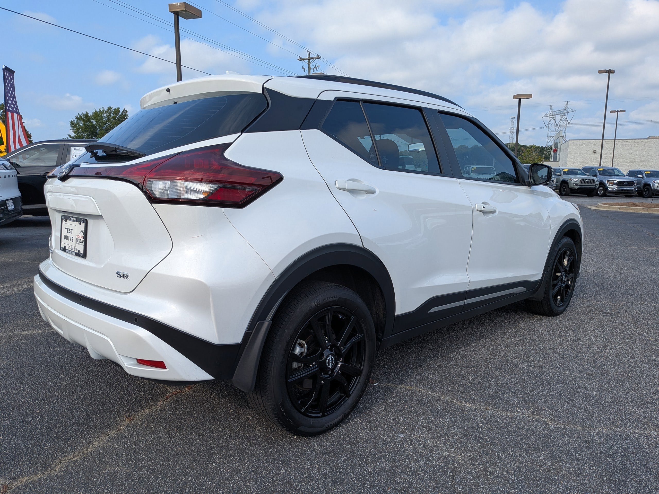 2023 Nissan Kicks SR photo 2