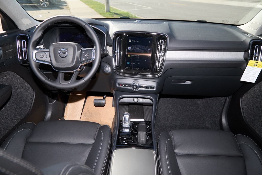 2025 VOLVO XC40 - Image 21