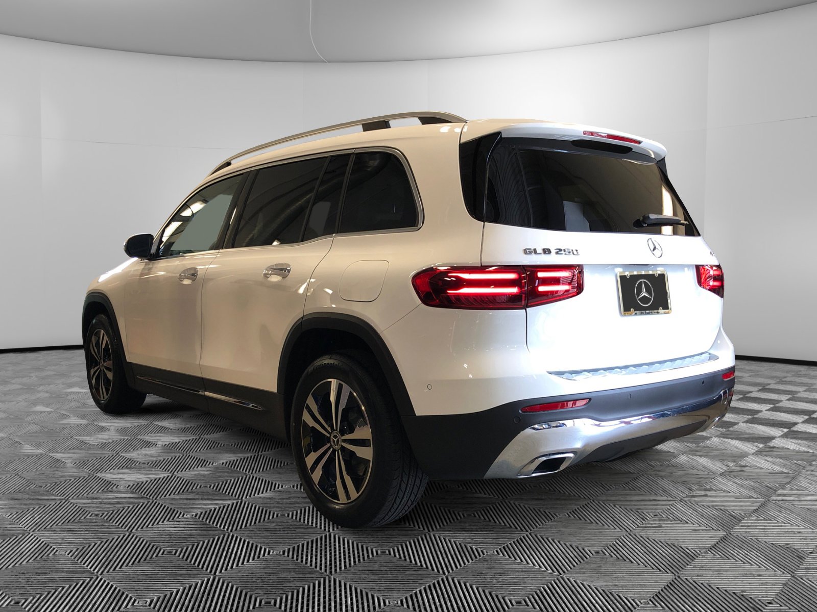 2025 Mercedes Benz GLB 250 4MATIC photo 2