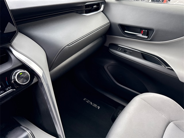 2021 Toyota Venza LE photo 21