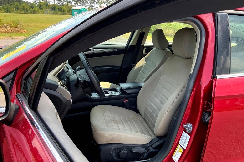 2020 Ford Fusion S photo 18