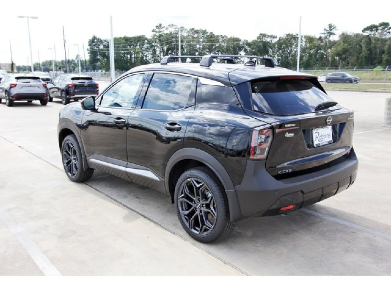 2026 Nissan Kicks SR photo 3